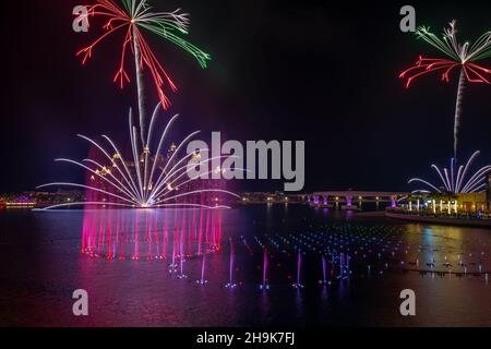 LA POINTE, DUBAÏ.VUE SUR LES FEUX D'ARTIFICE SPECTACULAIRES ET LES FONTAINES DE DANSE COLORÉES PENDANT LA FÊTE DE DIWALI À LA POINTE PALM JUMEIRAH Banque D'Images