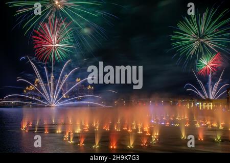 LA POINTE, DUBAÏ.VUE SUR LES FEUX D'ARTIFICE SPECTACULAIRES ET LES FONTAINES DE DANSE COLORÉES PENDANT LA FÊTE DE DIWALI À LA POINTE PALM JUMEIRAH Banque D'Images