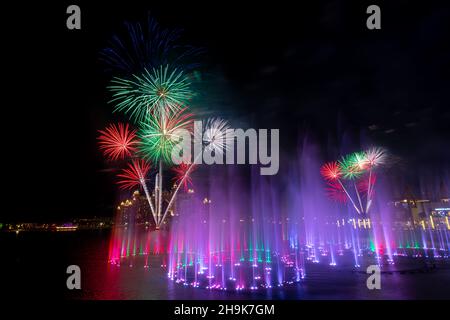 LA POINTE, DUBAÏ.VUE SUR LES FEUX D'ARTIFICE SPECTACULAIRES ET LES FONTAINES DE DANSE COLORÉES PENDANT LA FÊTE DE DIWALI À LA POINTE PALM JUMEIRAH Banque D'Images