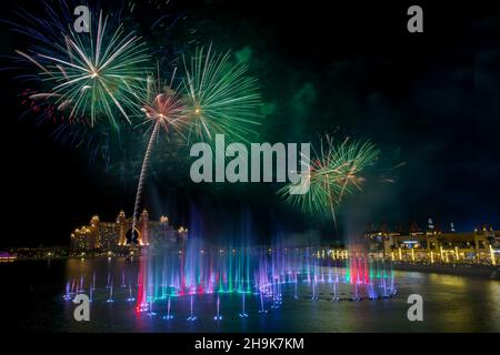 LA POINTE, DUBAÏ.VUE SUR LES FEUX D'ARTIFICE SPECTACULAIRES ET LES FONTAINES DE DANSE COLORÉES PENDANT LA FÊTE DE DIWALI À LA POINTE PALM JUMEIRAH Banque D'Images