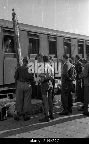 Varsovie, 1948-08-06.W dniach 8-14 sierpnia odbywa³a siê Miêdzynarodowa Konferencja M³odzie¿y Pracuj¹cej.Wziê³o W niej udzia³ prawie 500 goœci z zagranicy.NZ. Przyjazd zagranicznych delegacji na Dworzec G³ówny. pw PAPVarsovie, le 6 août 1948.La Conférence internationale des jeunes travailleurs s'est tenue les 8 et 14 août.Il a été suivi par quelque 500 invités étrangers.photo: Délégations étrangères arrivant à la gare principale. pw PAP Banque D'Images