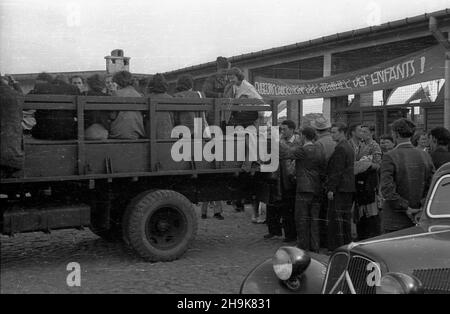 Varsovie, 1948-08-06.W dniach 8-14 sierpnia odbywa³a siê Miêdzynarodowa Konferencja M³odzie¿y Pracuj¹cej.Wziê³o W niej udzia³ prawie 500 goœci z zagranicy.NZ. Zagraniczni delegaci odje¿d¿aj¹ spod Dworca G³ównego. pw PAPVarsovie, le 6 août 1948.La Conférence internationale des jeunes travailleurs s'est tenue les 8 et 14 août.Il a été suivi par quelque 500 invités étrangers.photo: Délégués étrangers partant de la gare principale. pw PAP Banque D'Images