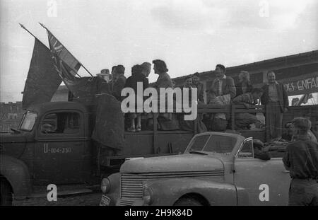 Varsovie, 1948-08-06.W dniach 8-14 sierpnia odbywa³a siê Miêdzynarodowa Konferencja M³odzie¿y Pracuj¹cej.Wziê³o W niej udzia³ prawie 500 goœci z zagranicy.NZ. Australijska delegacja pod Dworcem G³ównym. pw PAPVarsovie, le 6 août 1948.La Conférence internationale des jeunes travailleurs s'est tenue les 8 et 14 août.Il y a eu quelque 500 invités étrangers.photo: Une délégation australienne devant la gare principale. pw PAP Banque D'Images