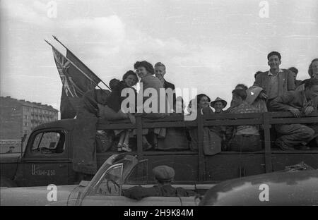 Varsovie, 1948-08-06.W dniach 8-14 sierpnia odbywa³a siê Miêdzynarodowa Konferencja M³odzie¿y Pracuj¹cej.Wziê³o W niej udzia³ prawie 500 goœci z zagranicy.NZ. Australijska delegacja pod Dworcem G³ównym. pw PAPVarsovie, le 6 août 1948.La Conférence internationale des jeunes travailleurs s'est tenue les 8 et 14 août.Il y a eu quelque 500 invités étrangers.photo: Une délégation australienne devant la gare principale. pw PAP Banque D'Images