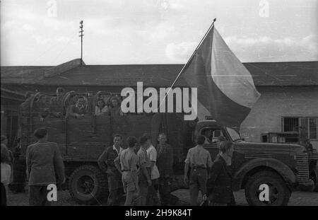 Varsovie, 1948-08-06.W dniach 8-14 sierpnia odbywa³a siê Miêdzynarodowa Konferencja M³odzie¿y Pracuj¹cej.Wziê³o W niej udzia³ prawie 500 goœci z zagranicy.NZ. Zagraniczni delegaci pod Dworcem G³ównym. pw PAPVarsovie, le 6 août 1948.La Conférence internationale des jeunes travailleurs s'est tenue les 8 et 14 août.Il a été suivi par quelque 500 invités étrangers.photo: Délégués étrangers en face de la gare principale. pw PAP Banque D'Images