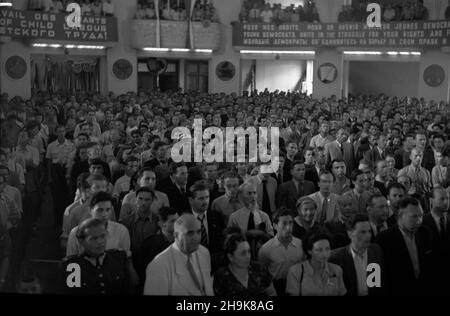 Varsovie, 1948-08-09.W dniach 8-14 sierpnia odbywa³a siê Miêdzynarodowa Konferencja M³odzie¿y Pracuj¹cej.Wziê³o W niej udzia³ kilka tysiêcy osób, W tym 500 goœci z zagranicy reprezentuj¹cych 46 pañstw.goœcie na sali obrad pw PAP Varsovie, 9 août 1948.La Conférence internationale des jeunes travailleurs a eu lieu les 8 et 14 août.Plusieurs milliers de personnes y ont assisté, dont 500 invités étrangers représentant 46 pays.Photo : délégués. pap. pw Banque D'Images