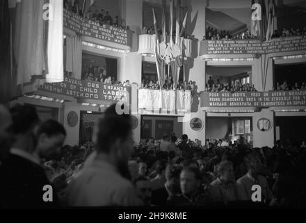 Varsovie, 1948-08-09.W dniach 8-14 sierpnia odbywa³a siê Miêdzynarodowa Konferencja M³odzie¿y Pracuj¹cej.Wziê³o W niej udzia³ kilka tysiêcy osób, W tym 500 goœci z zagranicy reprezentuj¹cych 46 pañstw.goœcie na sali obrad pw PAP Varsovie, 9 août 1948.La Conférence internationale des jeunes travailleurs a eu lieu les 8 et 14 août.Plusieurs milliers de personnes y ont assisté, dont 500 invités étrangers représentant 46 pays.Les débats ont eu lieu au théâtre ROM.Photo: Délégués pendant les débats. pw PAP Banque D'Images