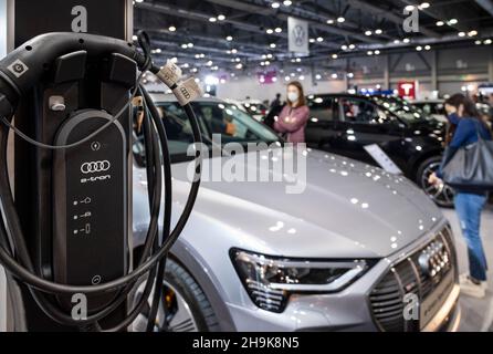 Hong Kong, Chine.05e décembre 2021.Une station de charge de véhicules électriques de la marque automobile allemande Audi, série E-tron, est vue lors de l'International Motor Expo (IMXHK) présentant des voitures et des motos thermiques et électriques à Hong Kong.Crédit : SOPA Images Limited/Alamy Live News Banque D'Images