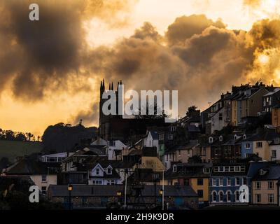 Un spectaculaire coucher de soleil orageux au-dessus de l'église de la Toussaint à Brixham, Devon. Banque D'Images