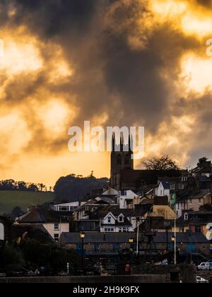 Un spectaculaire coucher de soleil orageux au-dessus de l'église de la Toussaint à Brixham, Devon. Banque D'Images