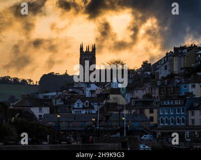 Un spectaculaire coucher de soleil orageux au-dessus de l'église de la Toussaint à Brixham, Devon. Banque D'Images