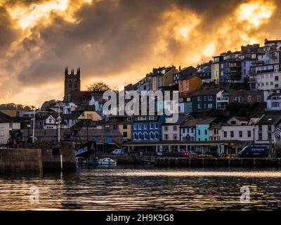 Un spectaculaire coucher de soleil orageux au-dessus de l'église de la Toussaint à Brixham, Devon. Banque D'Images