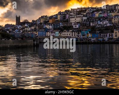 Un spectaculaire coucher de soleil orageux au-dessus de l'église de la Toussaint à Brixham, Devon. Banque D'Images