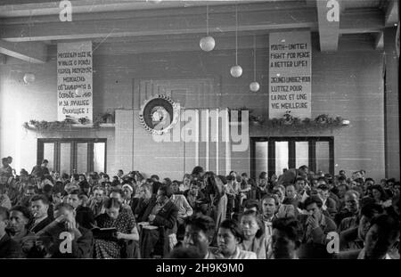 Varsovie, 1948-08-09.W dniach 8-14 sierpnia odbywa³a siê Miêdzynarodowa Konferencja M³odzie¿y Pracuj¹cej.Wziê³o W niej udzia³ kilka tysiêcy osób, W tym 500 goœci z zagranicy reprezentuj¹cych 46 pañstw.Drugiego dnia konferencji obruwano W siedzibie Zwi¹zku Nauczycielstwa Polskiego przy ulicy Smulikowskiego.NZ. Uczestnicy na sali obrad. pw PAPVarsovie, le 9 août 1948.La Conférence internationale des jeunes travailleurs s'est tenue les 8 et 14 août.Plusieurs milliers de personnes y ont assisté, dont 500 invités étrangers représentant 46 pays.Le deuxième jour de la conférence, les débats ont été h Banque D'Images