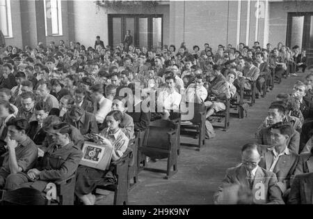 Varsovie, 1948-08-09.W dniach 8-14 sierpnia odbywa³a siê Miêdzynarodowa Konferencja M³odzie¿y Pracuj¹cej.Wziê³o W niej udzia³ kilka tysiêcy osób, W tym 500 goœci z zagranicy reprezentuj¹cych 46 pañstw.Drugiego dnia konferencji obruwano W siedzibie Zwi¹zku Nauczycielstwa Polskiego przy ulicy Smulikowskiego.NZ. Delegaci na sali obrad. pw PAPVarsovie, le 9 août 1948.La Conférence internationale des jeunes travailleurs s'est tenue les 8 et 14 août.Plusieurs milliers de personnes y ont assisté, dont 500 invités étrangers représentant 46 pays.Le deuxième jour de la conférence, les débats ont eu lieu Banque D'Images