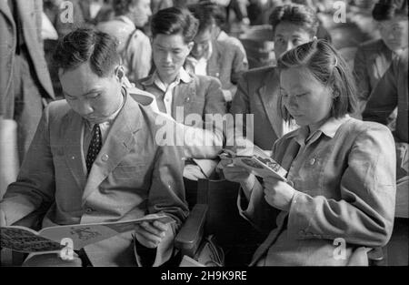 Varsovie, 1948-08-09.W dniach 8-14 sierpnia odbywa³a siê Miêdzynarodowa Konferencja M³odzie¿y Pracuj¹cej.Wziê³o W niej udzia³ kilka tysiêcy osób, W tym 500 goœci z zagranicy reprezentuj¹cych 46 pañstw.Drugiego dnia konferencji obruwano W siedzibie Zwi¹zku Nauczycielstwa Polskiego przy ulicy Smulikowskiego.NZ. Delegaci z Chin na sali obrad. pw PAPVarsovie, le 9 août 1948.La Conférence internationale des jeunes travailleurs s'est tenue les 8 et 14 août.Plusieurs milliers de personnes y ont assisté, dont 500 invités étrangers représentant 46 pays.Le deuxième jour des débats de la conférence, nous Banque D'Images