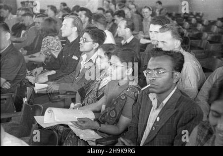 Varsovie, 1948-08-09.W dniach 8-14 sierpnia odbywa³a siê Miêdzynarodowa Konferencja M³odzie¿y Pracuj¹cej.Wziê³o W niej udzia³ kilka tysiêcy osób, W tym 500 goœci z zagranicy reprezentuj¹cych 46 pañstw.Drugiego dnia konferencji obruwano W siedzibie Zwi¹zku Nauczycielstwa Polskiego przy ulicy Smulikowskiego.NZ. Delegaci z Indii na sali obrad. pw PAPVarsovie, le 9 août 1948.La Conférence internationale des jeunes travailleurs s'est tenue les 8 et 14 août.Plusieurs milliers de personnes y ont assisté, dont 500 invités étrangers représentant 46 pays.Le deuxième jour des débats de la conférence W Banque D'Images