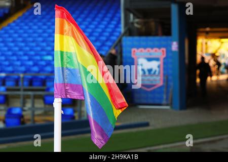 Le drapeau d'angle est vu dans le soutien de la campagne Stonewall Rainbow Laces - Ipswich Town v Crewe Alexandra, Sky Bet League One, Portman Road, Ipswich, Royaume-Uni - 28 novembre 2021 usage éditorial seulement - des restrictions DataCo s'appliquent Banque D'Images