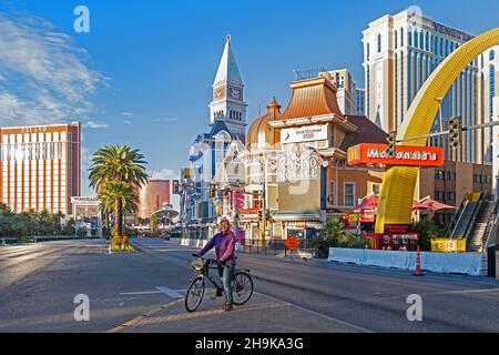 Cycliste solitaire sur le Strip vide et déserté de Las Vegas pendant la pandémie COVID-19/pandémie de coronavirus, Comté de Clark, Nevada, États-Unis, USA Banque D'Images