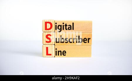 Symbole de ligne d'abonné numérique DSL.Mots de concept ligne d'abonné numérique DSL sur blocs.Magnifique arrière-plan blanc, espace de copie.Business et DSL digi Banque D'Images