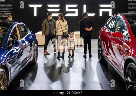 Hong Kong, Chine.05e décembre 2021.Les visiteurs se trouvent au stand de Tesla Motors de la société américaine d'électricité lors de l'International Motor Expo (IMXHK) qui présente des voitures et des motos thermiques et électriques à Hong Kong.(Photo de Budrul Chukrut/SOPA Images/Sipa USA) crédit: SIPA USA/Alay Live News Banque D'Images