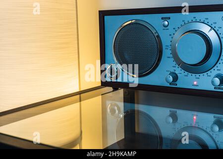 La radio se trouve près de la table de chevet Banque D'Images
