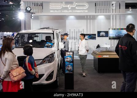 Hong Kong, Chine.05e décembre 2021.Stand BYD du constructeur automobile chinois vu lors de l'International Motor Expo (IMXHK) présentant des voitures et motos thermiques et électriques à Hong Kong.(Photo de Budrul Chukrut/SOPA Images/Sipa USA) crédit: SIPA USA/Alay Live News Banque D'Images