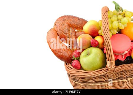 Nourriture biologique isolée sur fond blanc.Un ensemble de fruits et de pâtisseries dans un panier tissé.Espace libre pour le texte. Banque D'Images