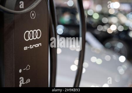 Hong Kong, Chine.05e décembre 2021.Une station de charge de véhicules électriques de la marque automobile allemande Audi, série E-tron, est vue lors de l'International Motor Expo (IMXHK) présentant des voitures et des motos thermiques et électriques à Hong Kong.(Photo de Budrul Chukrut/SOPA Images/Sipa USA) crédit: SIPA USA/Alay Live News Banque D'Images