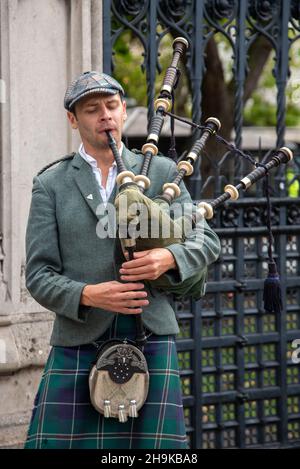 Londres, septembre 2021.Man in kilt, robe traditionnelle écossaise des Highlands, joue des cornemuses Banque D'Images