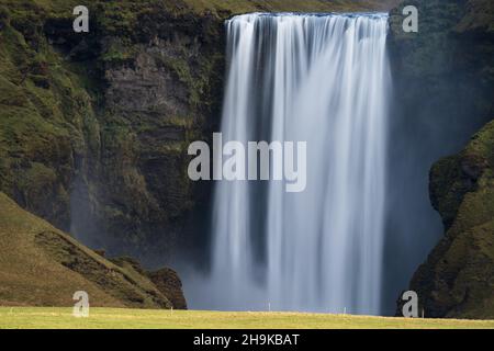 Longue exposition de la célèbre cascade de Skogafoss en Islande à distance Banque D'Images