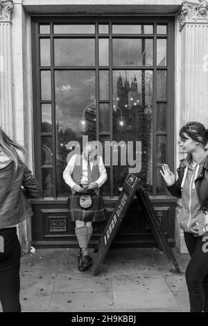 Londres, septembre 2021.Homme au four, robe traditionnelle écossaise des Highlands. Banque D'Images
