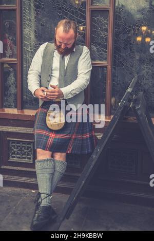 Londres, septembre 2021.Homme au four, robe traditionnelle écossaise des Highlands. Banque D'Images