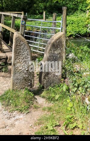 Une vieille « pincée » de pierre se trouve à Beresford Dale, sur le Staffordshire, à la frontière du Derbyshire, dans le parc national de Peak District, en Angleterre, au Royaume-Uni Banque D'Images