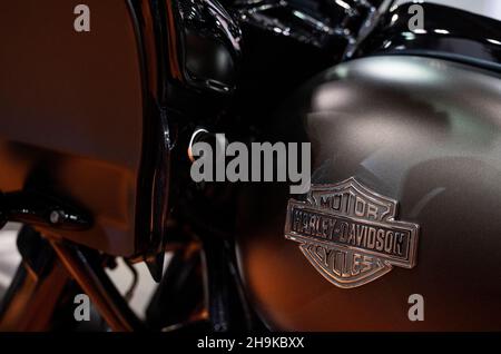 Hong Kong, Chine.05e décembre 2021.Le fabricant américain de motos Harley-Davidson moto et le logo vus sur le stand de l'entreprise lors de l'International Motor Expo (IMXHK) présentant des voitures et motos thermiques et électriques à Hong Kong.Crédit : SOPA Images Limited/Alamy Live News Banque D'Images