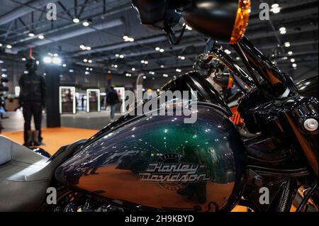 Hong Kong, Chine.05e décembre 2021.Le fabricant américain de motos, Harley-Davidson moto et le logo vus sur le stand de l'entreprise lors de l'International Motor Expo (IMXHK) présentant des voitures et motos thermiques et électriques à Hong Kong.Crédit : SOPA Images Limited/Alamy Live News Banque D'Images
