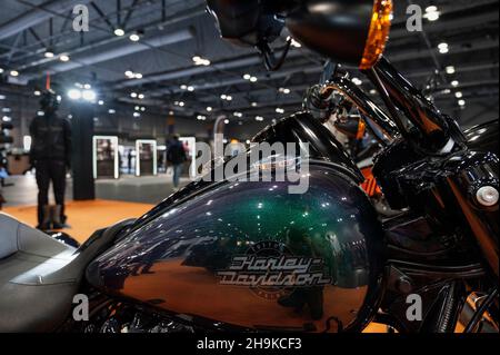 Hong Kong, Chine.05e décembre 2021.Le fabricant américain de motos, Harley-Davidson moto et le logo vus sur le stand de l'entreprise lors de l'International Motor Expo (IMXHK) présentant des voitures et motos thermiques et électriques à Hong Kong.(Photo de Budrul Chukrut/SOPA Images/Sipa USA) crédit: SIPA USA/Alay Live News Banque D'Images