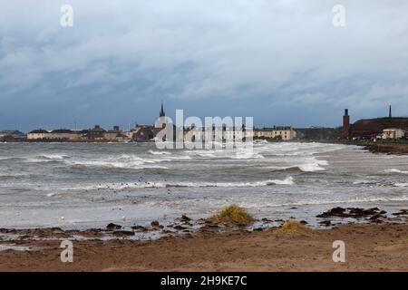 7 décembre 2021.Ardrossan, Écosse, Royaume-Uni.Storm Barra créant des « chevaux blancs » et des skys de plomb le long de la côte ouest de l'Écosse.Crédit.Douglas Carr/Alamy Live News Banque D'Images