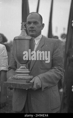 Varsovie, 1948-08-22.Pierwsze ogólnopolskie Igrzyska Sportowe Zwi¹zków Zawodowych (19-22.VIII) na stadionie Wojskowego Klubu Sportowego Legia, W których rywalizowali W 11 dycyplinach reprezentanci 17 zwi¹zków zawodowych.uroczystoœæ zakoñczenia zawodów. ka PAPVarsovie, le 22 août 1948.Le premier concours national de sport syndical (août19-22) tenue au stade du Club sportif militaire Legia.L'événement a réuni des représentants de 17 syndicats qui ont participé à 11 disciplines.Photo : cérémonie de conclusion de la compétition. ka PAP Banque D'Images