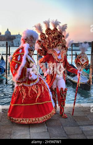 Venise, Italie - 10 février 2018 : deux personnes en costume vénitien assistent au Carnaval de Venise, Italie Banque D'Images