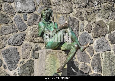 MOELLN, ALLEMAGNE - 08 juillet 2019 : le monument de la fontaine Till Eulenspiegel sur la place du marché de Moelln en Allemagne Banque D'Images