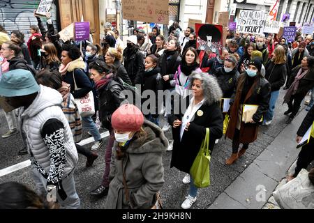 Marseille, France.27 novembre 2021.Les manifestants défilent pendant la manifestation.les manifestants sont descendus dans les rues de France pour protester contre la violence faite aux femmes.(Photo de Gerard Bottino/SOPA Images/Sipa USA) crédit: SIPA USA/Alay Live News Banque D'Images