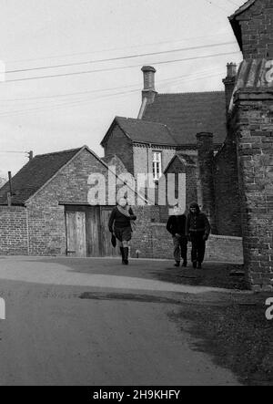 Les enfants qui marchent à la maison depuis l'école Coalport Road, Madeley en 1967.Royaume-Uni 1960s Banque D'Images
