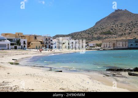 Île méditerranéenne de Favignana, Italie.Vue de la montagne de Santa Caterina avec le château en haut à Favignana, Sicile. Banque D'Images