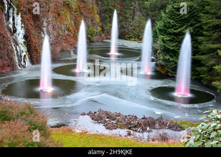 Fontaine de Ross aux jardins Butchart à l'heure de Noël. Banque D'Images