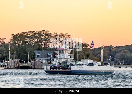 Un ferry chargé de Shelter Island arrive au quai de Shelter Island, NY Banque D'Images