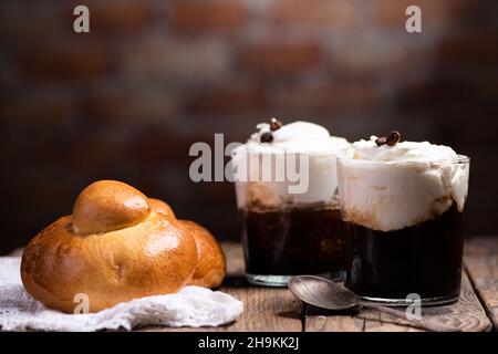 Saveur traditionnelle de café de Granita sicilienne avec brioche en gros plan Banque D'Images