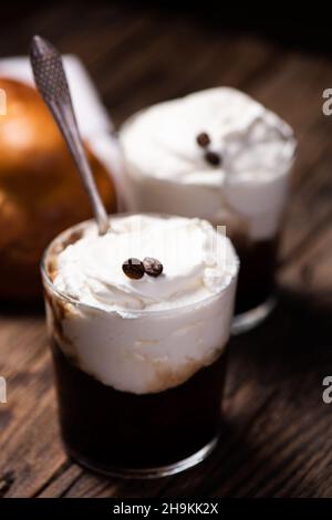 Saveur traditionnelle de café de Granita sicilienne avec brioche en gros plan Banque D'Images