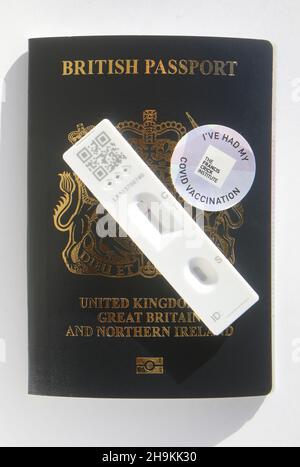 Nouveau style de passeport britannique noir, post-Brexit avec test de flux latéral Covid pour les voyages, Royaume-Uni Banque D'Images