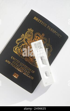 Nouveau style de passeport britannique noir, post-Brexit avec test de flux latéral Covid pour les voyages, Royaume-Uni Banque D'Images